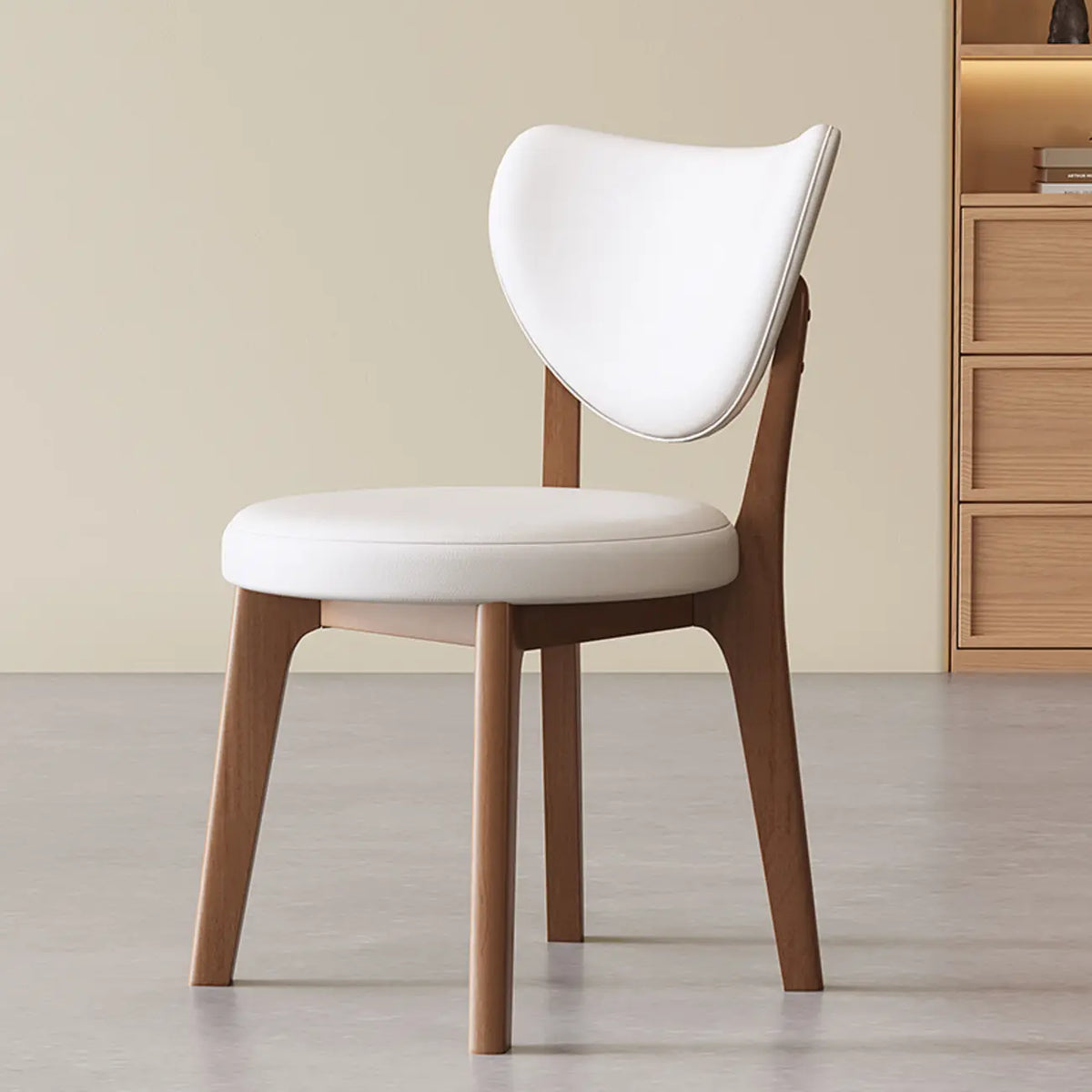 Chaise de salle à manger moderne sans accoudoirs, dossier enveloppant et revêtement en similicuir