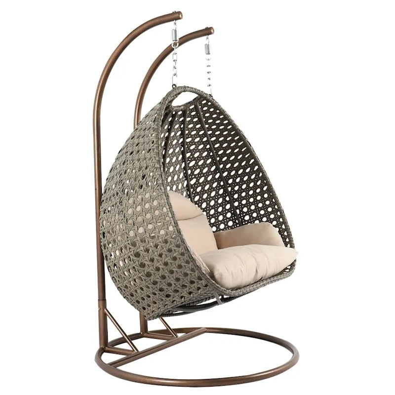 LeisureMod hängender Doppelsitz-Eierstuhl mit Gestell – Outdoor-/Indoor-Hängesessel aus Rattan-Geflecht für Terrasse, Schaukel und Hängeliege mit Polstern