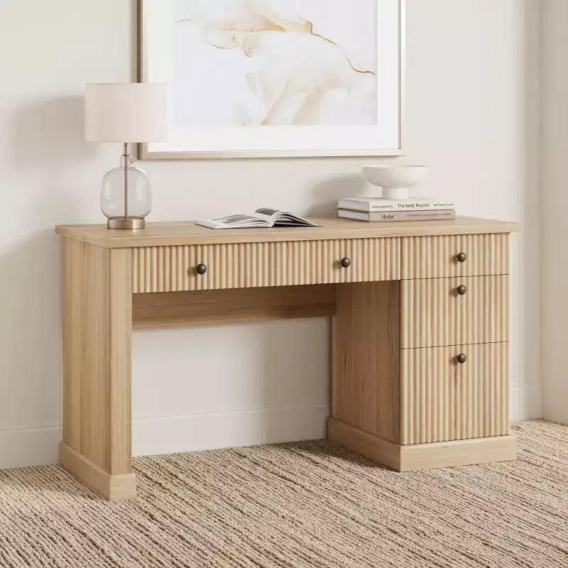 Geriffelter Stauraum-Schreibtisch fürs Homeoffice, moderner Chefschreibtisch mit 54 Zoll und Ladestation, Computertisch aus Holz mit Aktenschubladen fürs Arbeitszimmer