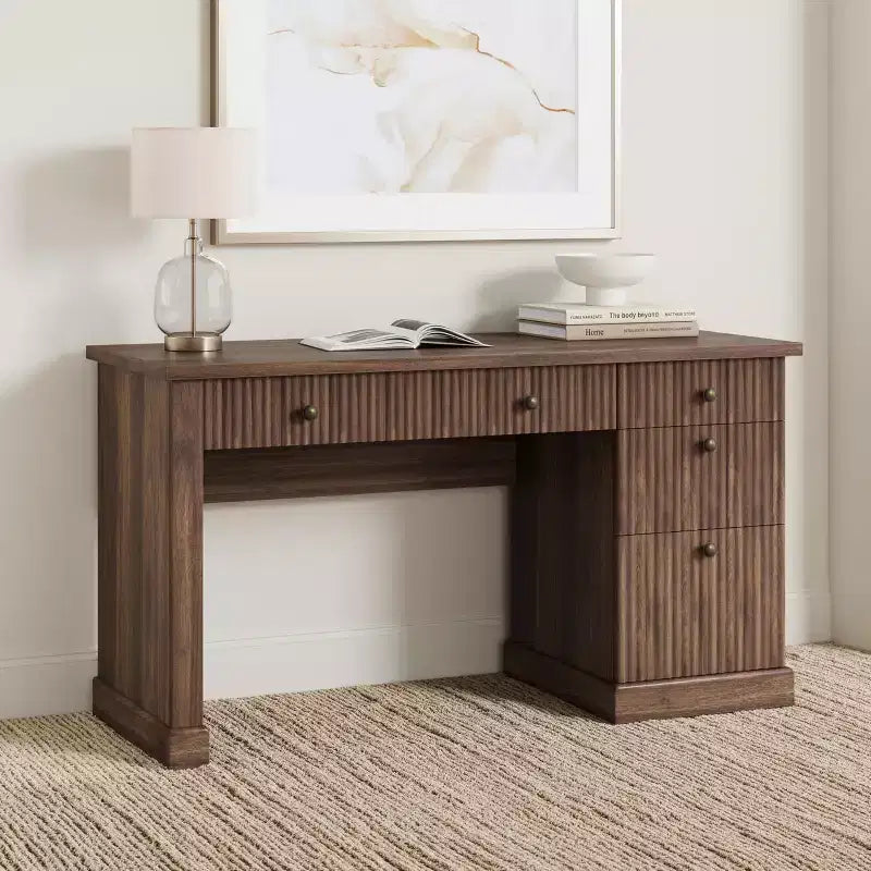Geriffelter Stauraum-Schreibtisch fürs Homeoffice, moderner Chefschreibtisch mit 54 Zoll und Ladestation, Computertisch aus Holz mit Aktenschubladen fürs Arbeitszimmer