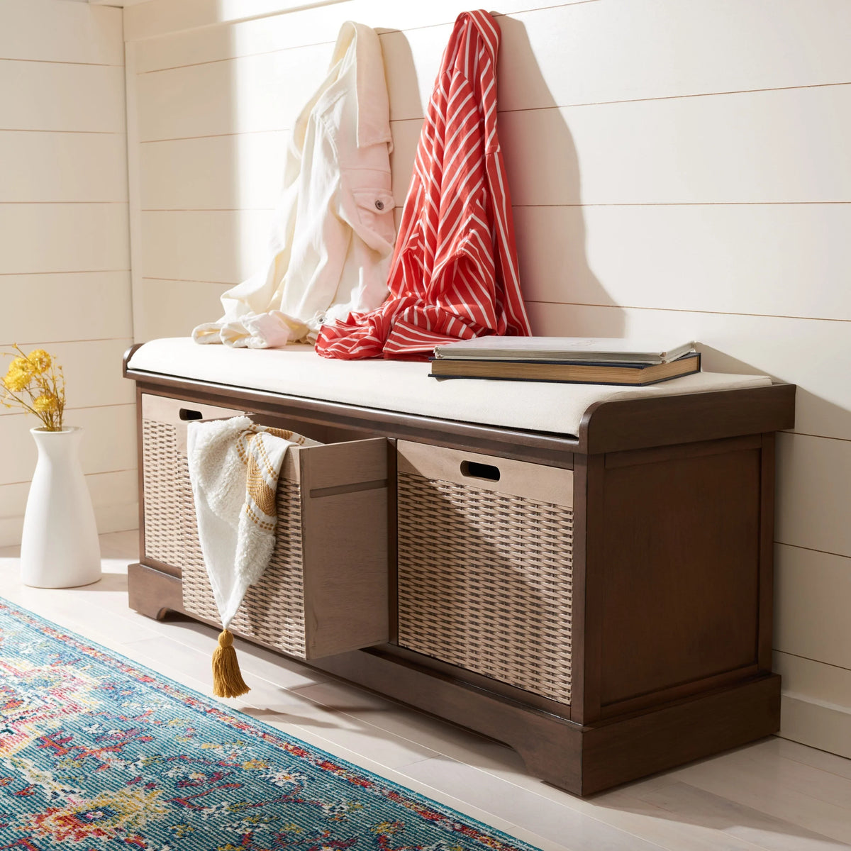 Banco de almacenamiento SAFAVIEH Fiorello con 3 cajones y cojín - 47.3 W x 15 L x 19 H - 47Wx15Dx19H