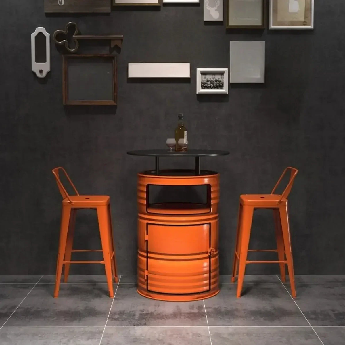 Tables de bar industrielles en métal noir et orange en forme de fût pour rangement