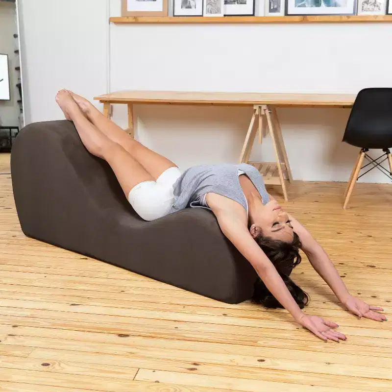 Elegancki szezlong Avana do jogi – wyprodukowano w USA – idealny do rozciągania, relaksu, ćwiczeń i nie tylko, 60D x 18W x 26H cali, jasnoszary