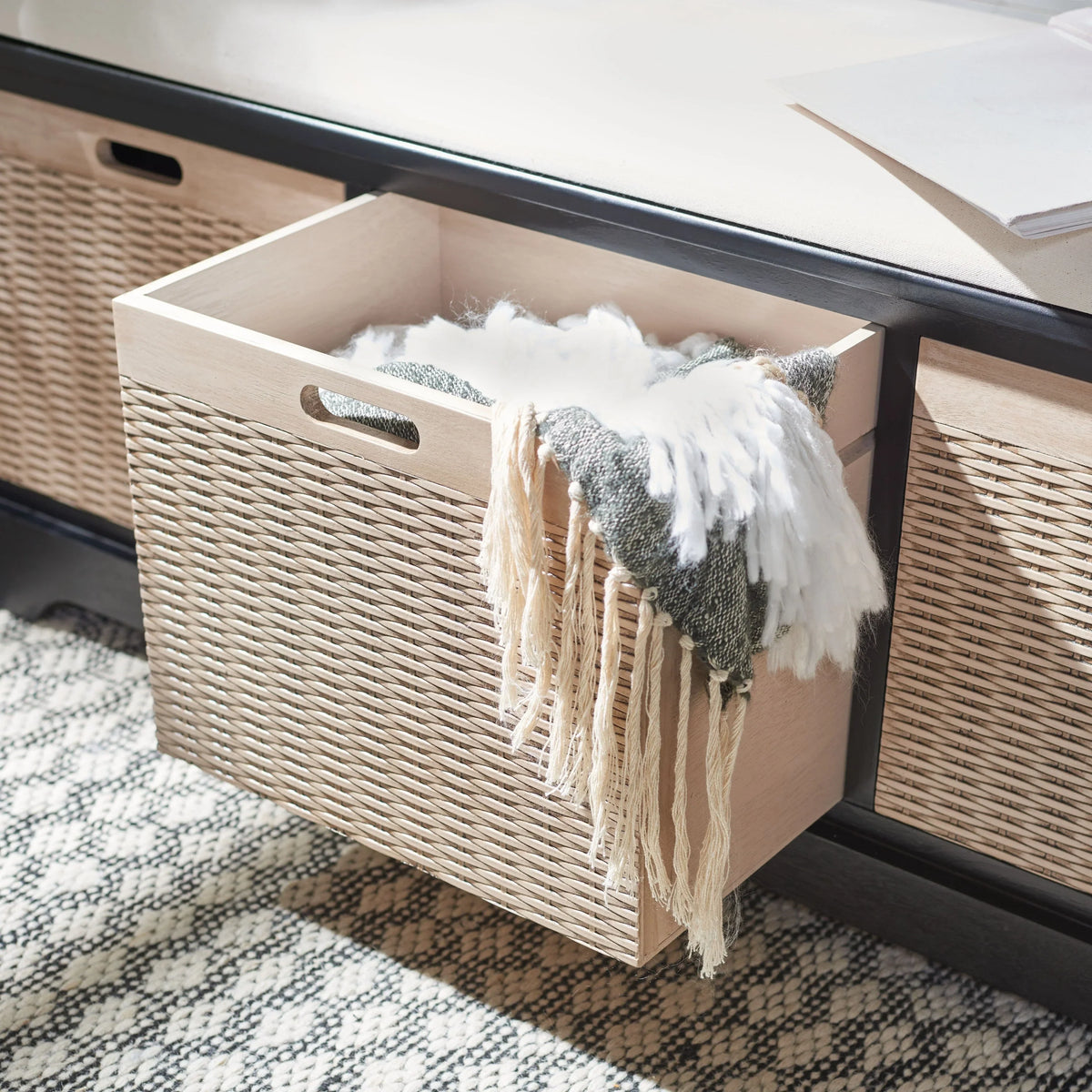 Banco de almacenamiento SAFAVIEH Fiorello con 3 cajones y cojín - 47.3 W x 15 L x 19 H - 47Wx15Dx19H