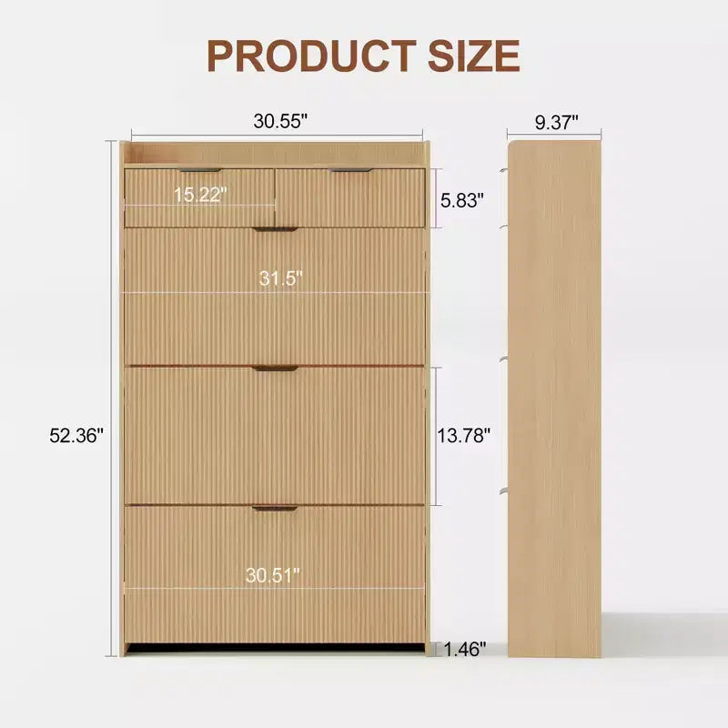 Moderner weißer Schuhschrank mit 3 Klapptüren, 2 kleinen Schubladen und Haken, schmales Schuhregal mit geriffelter Front, schmaler Flurschrank