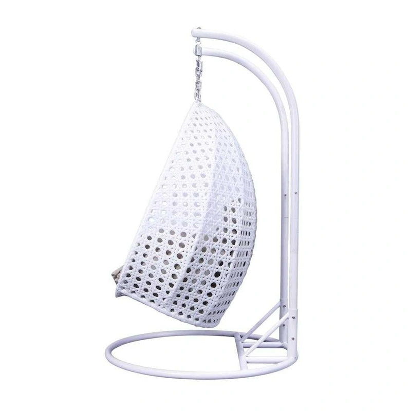 LeisureMod hängender Doppelsitz-Eierstuhl mit Gestell – Outdoor-/Indoor-Hängesessel aus Rattan-Geflecht für Terrasse, Schaukel und Hängeliege mit Polstern