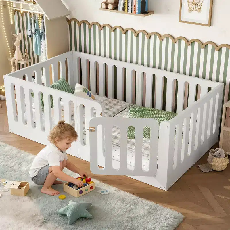 Cama Montessori blanca de tamaño individual para el suelo con barandillas y puerta, madera maciza, para 1 niño