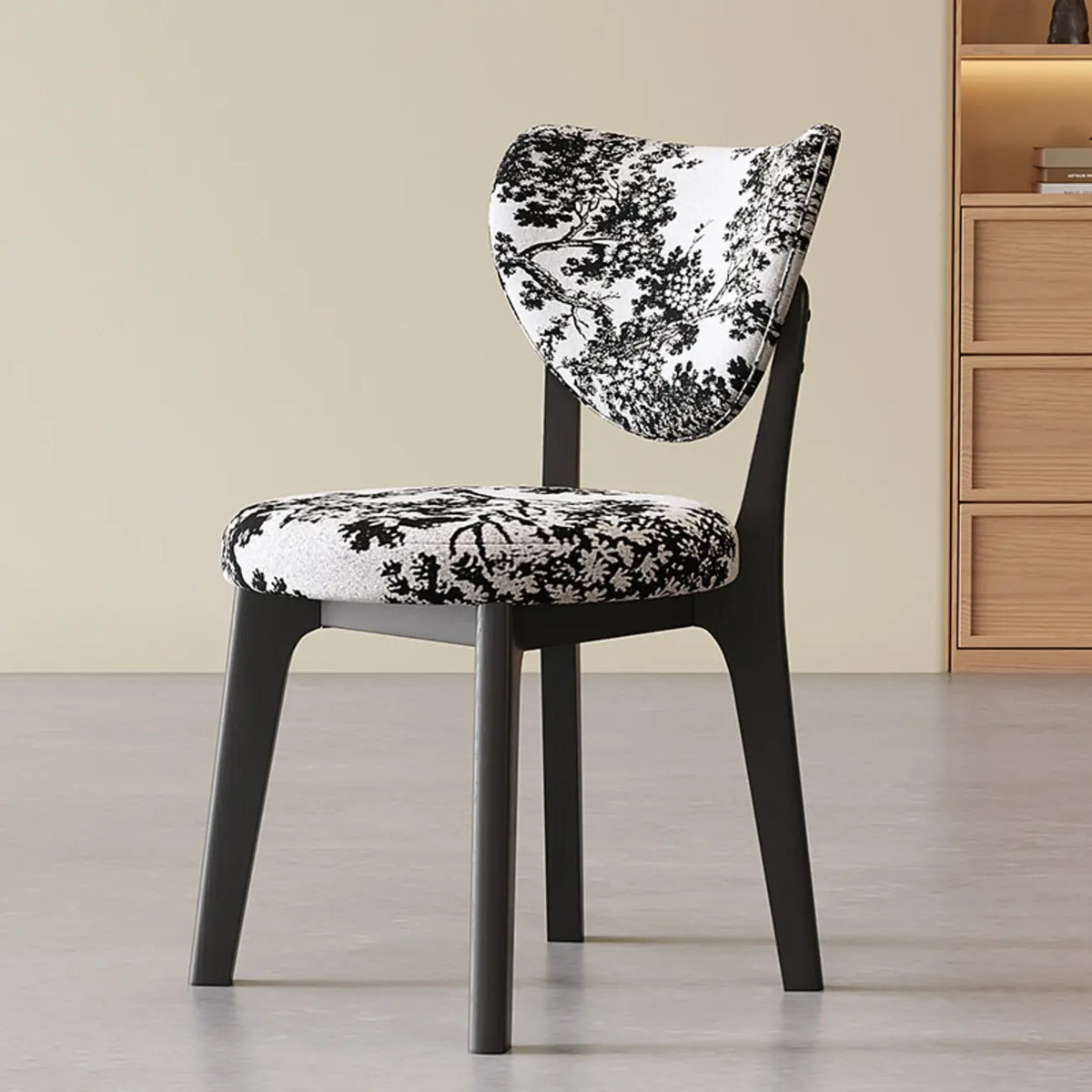 Chaise de salle à manger moderne sans accoudoirs, dossier enveloppant et revêtement en similicuir