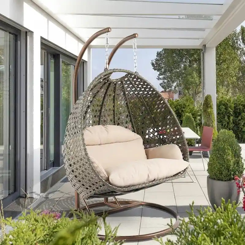 LeisureMod hängender Doppelsitz-Eierstuhl mit Gestell – Outdoor-/Indoor-Hängesessel aus Rattan-Geflecht für Terrasse, Schaukel und Hängeliege mit Polstern