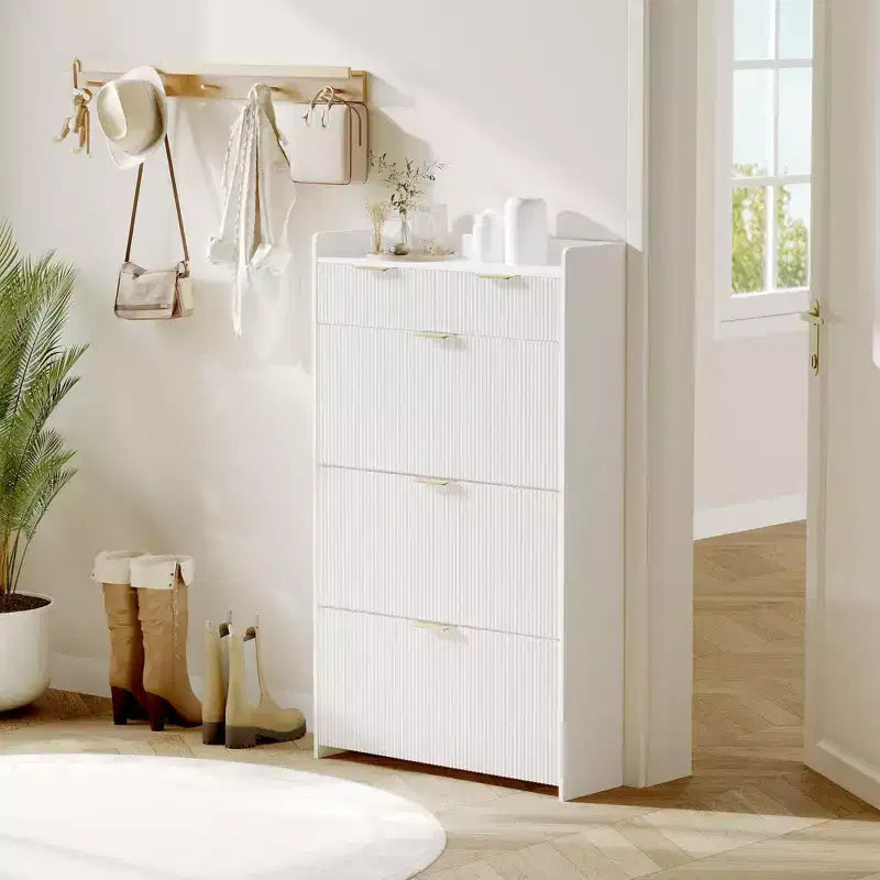Moderner weißer Schuhschrank mit 3 Klapptüren, 2 kleinen Schubladen und Haken, schmales Schuhregal mit geriffelter Front, schmaler Flurschrank