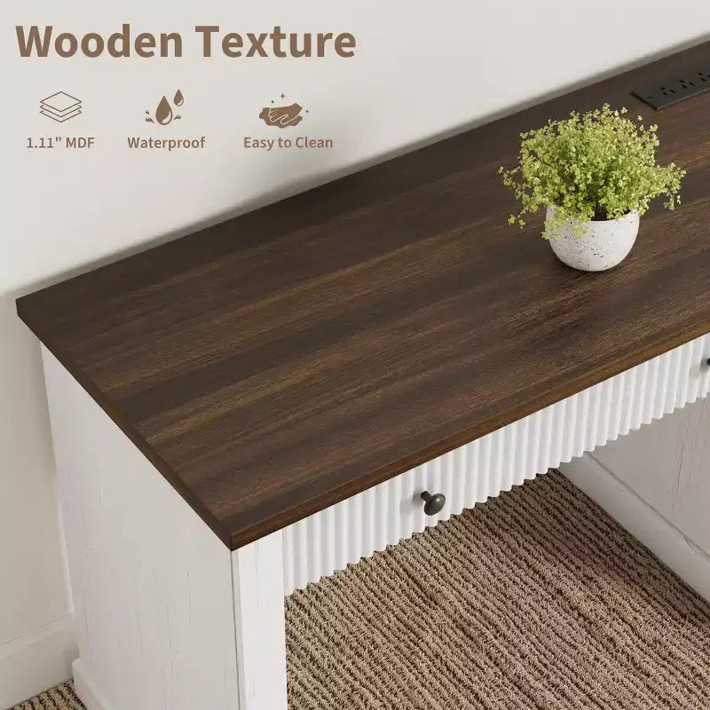 Geriffelter Stauraum-Schreibtisch fürs Homeoffice, moderner Chefschreibtisch mit 54 Zoll und Ladestation, Computertisch aus Holz mit Aktenschubladen fürs Arbeitszimmer