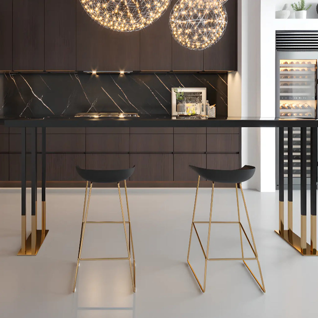Table de bar rectangulaire luxueuse en bois avec piètement traîneau doré pour les repas