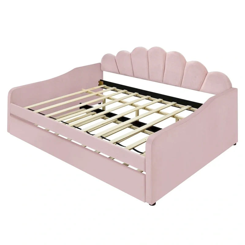 Gestoffeerd ligbed van volledige grootte met schelpvormige rugleuning en onderschuifbed
