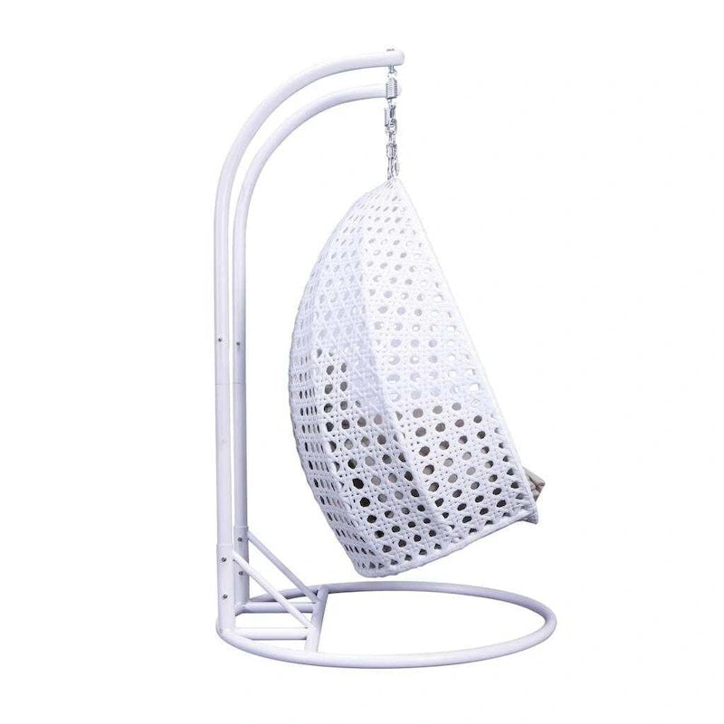 LeisureMod hängender Doppelsitz-Eierstuhl mit Gestell – Outdoor-/Indoor-Hängesessel aus Rattan-Geflecht für Terrasse, Schaukel und Hängeliege mit Polstern