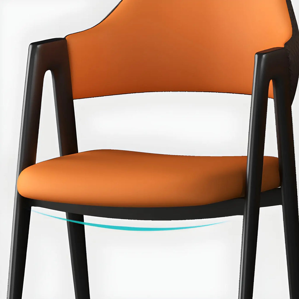 Moderne leren eetkamerstoel met gebogen open rugleuning en armleuningen