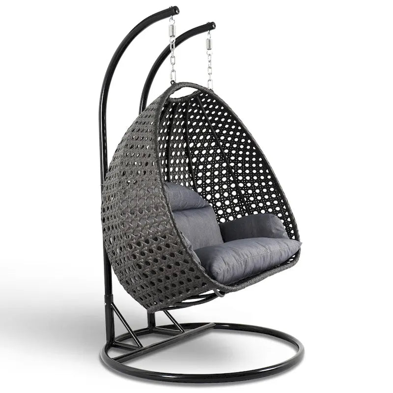 LeisureMod hängender Doppelsitz-Eierstuhl mit Gestell – Outdoor-/Indoor-Hängesessel aus Rattan-Geflecht für Terrasse, Schaukel und Hängeliege mit Polstern