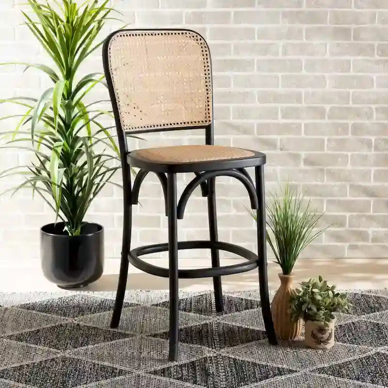 Moderner Rattanstuhl „Vance“ im Mid-Century-Stil mit Flechtmuster und Holz