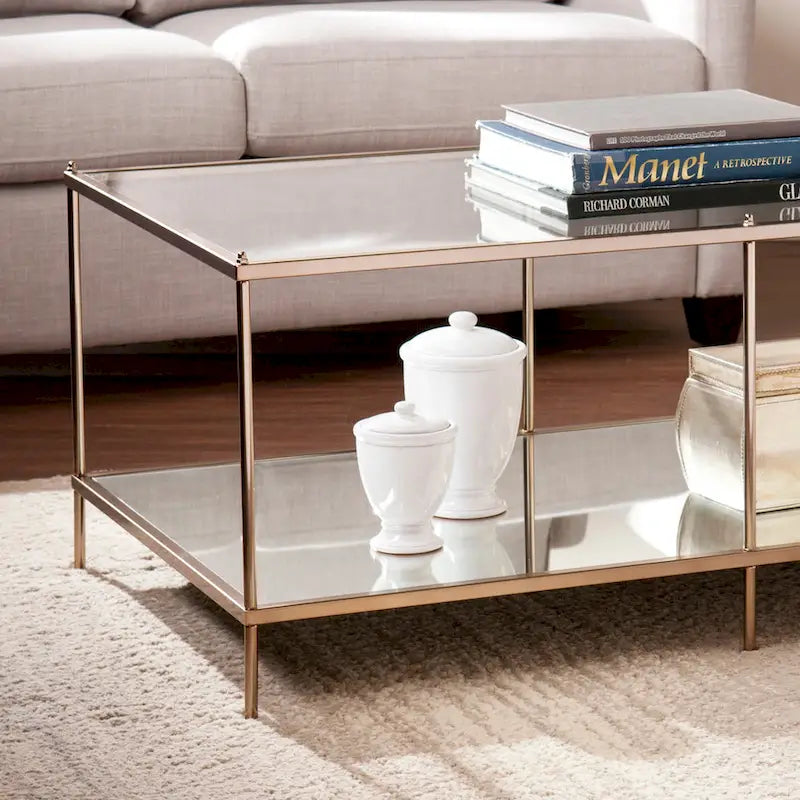Rechthoekige salontafel van SEI Furniture Grant met goudkleurige afwerking, glazen bovenblad en onderste legplank