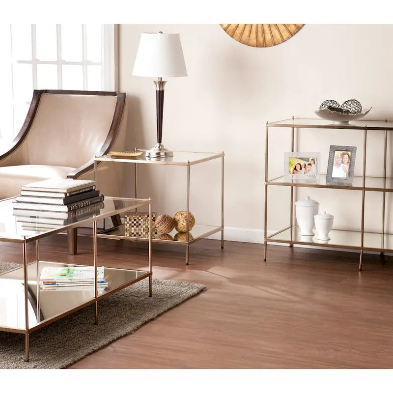 Rechthoekige salontafel van SEI Furniture Grant met goudkleurige afwerking, glazen bovenblad en onderste legplank