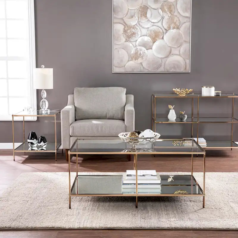 Rechthoekige salontafel van SEI Furniture Grant met goudkleurige afwerking, glazen bovenblad en onderste legplank