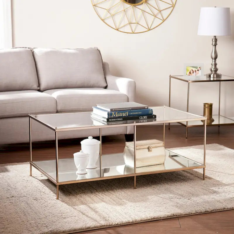 Rechthoekige salontafel van SEI Furniture Grant met goudkleurige afwerking, glazen bovenblad en onderste legplank
