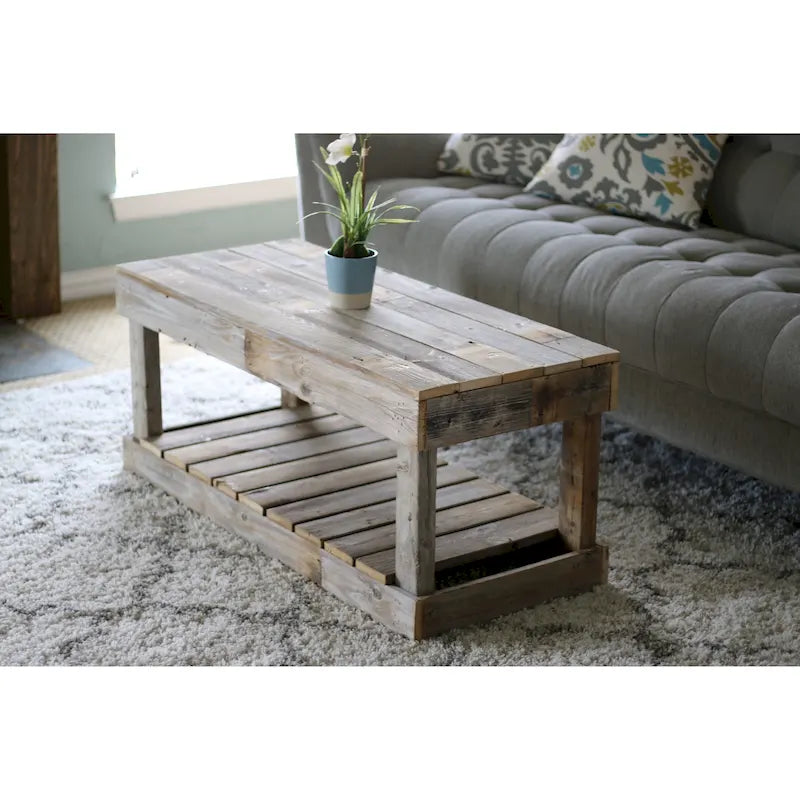 Table basse artisanale en bois récupéré avec fond à lattes