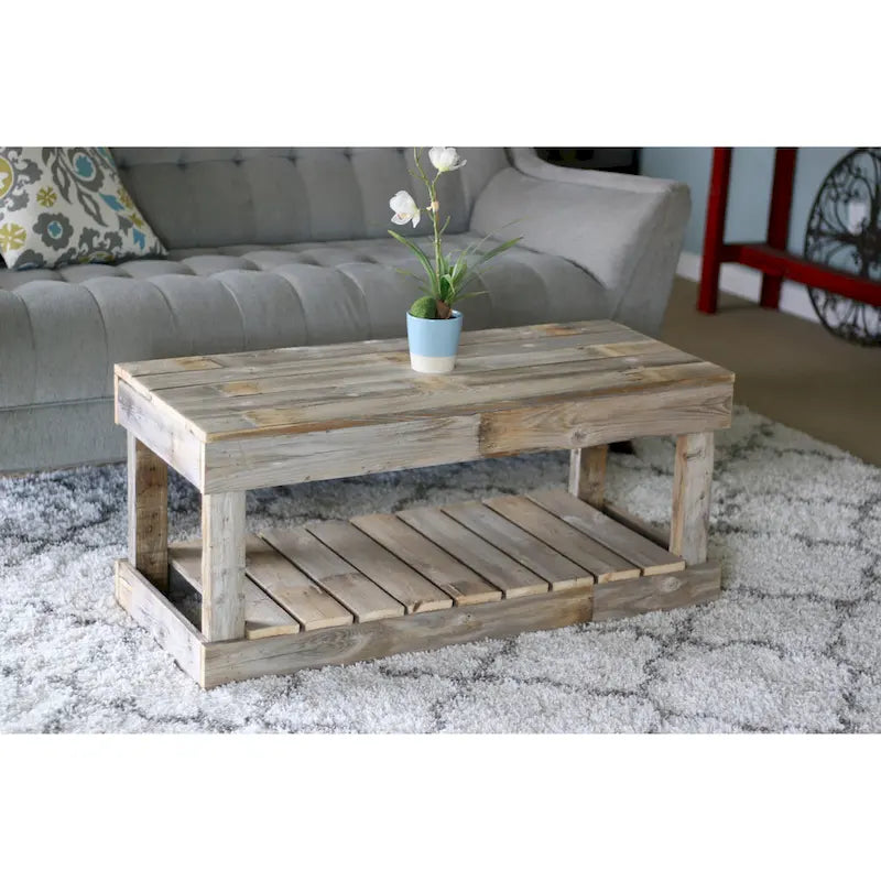 Table basse artisanale en bois récupéré avec fond à lattes