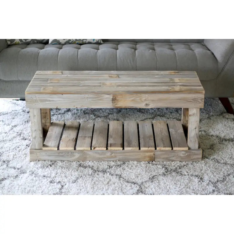 Table basse artisanale en bois récupéré avec fond à lattes