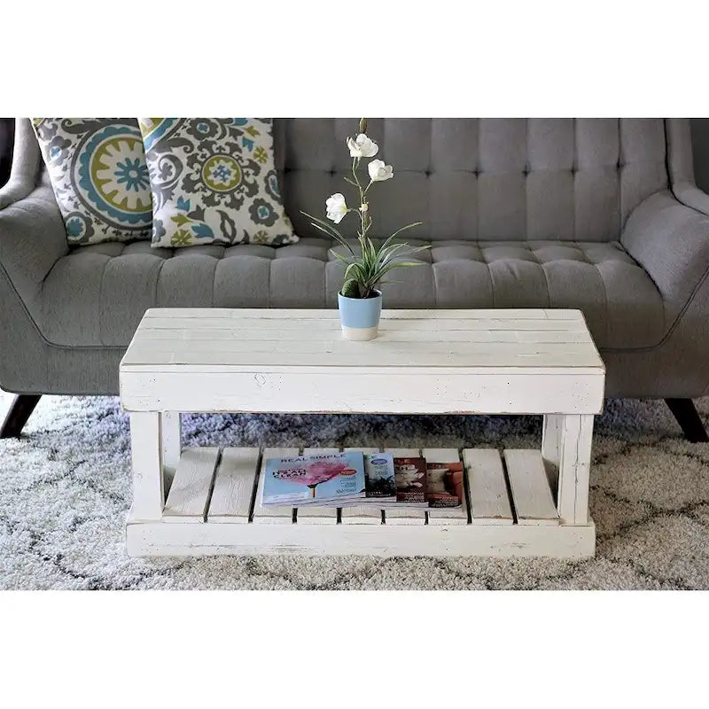 Table basse artisanale en bois récupéré avec fond à lattes