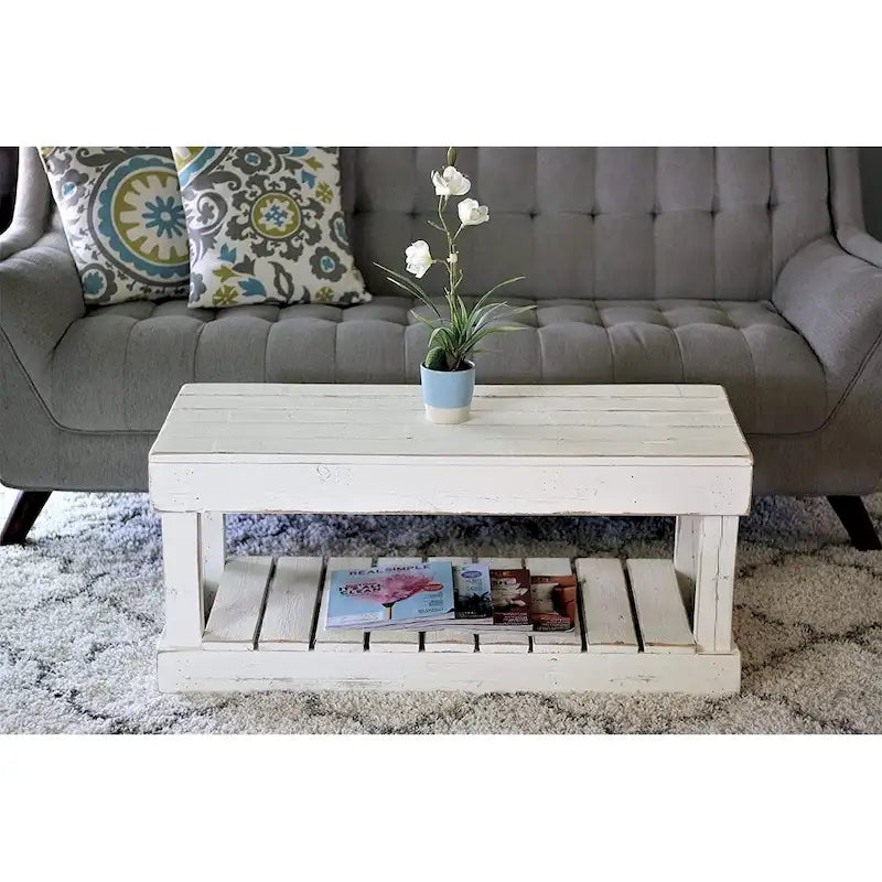 Table basse artisanale en bois récupéré avec fond à lattes