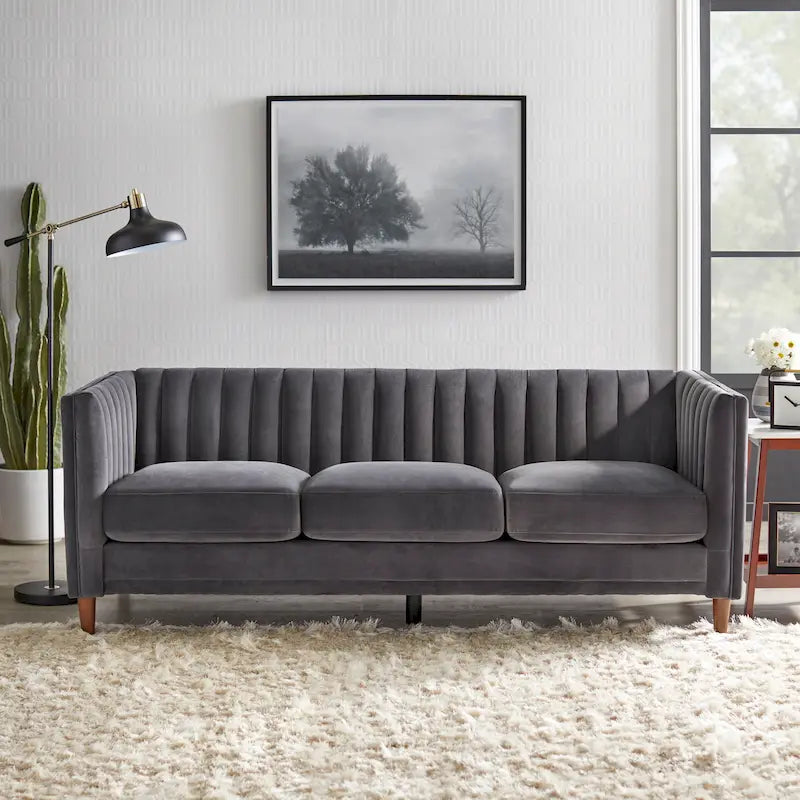 Sofa Lifestorey Paxton ze strukturalnym oparciem w stylu tuxedo