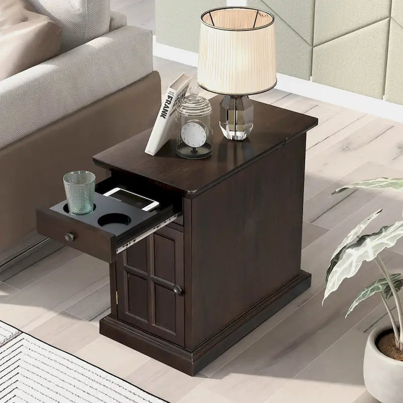 Mesa auxiliar clásica vintage con puertos USB y un cajón multifuncional con portavasos