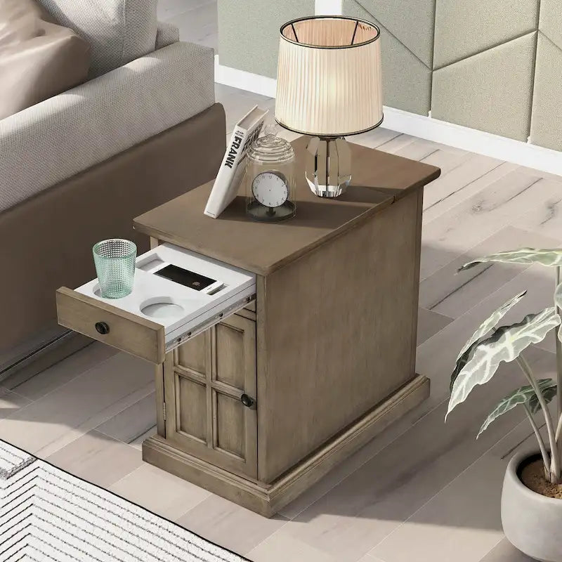 Klassinen vintage-tyylinen päätypöytä USB-porteilla ja yhdellä monitoimilaatikolla, jossa on mukitelineet