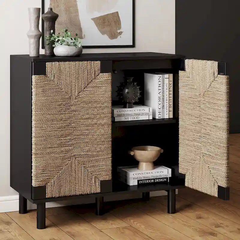 Mobiletto decorativo in legno Beacon di Nathan James con ante in giunco marino e ripiano regolabile