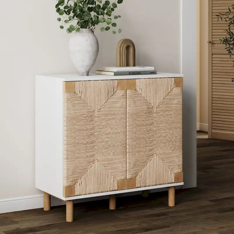 Mobiletto decorativo in legno Beacon di Nathan James con ante in giunco marino e ripiano regolabile