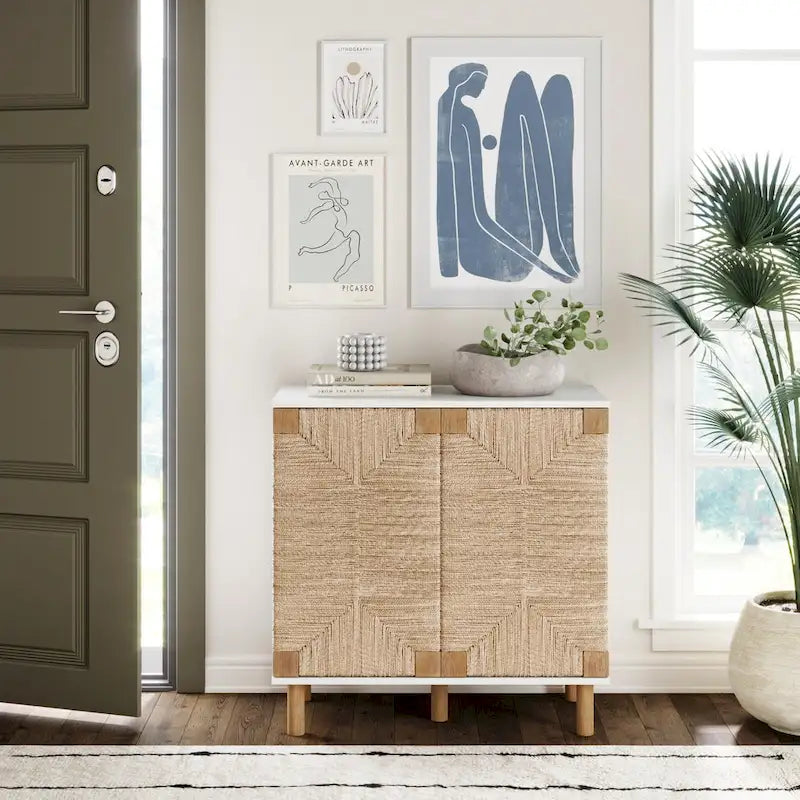 Mobiletto decorativo in legno Beacon di Nathan James con ante in giunco marino e ripiano regolabile