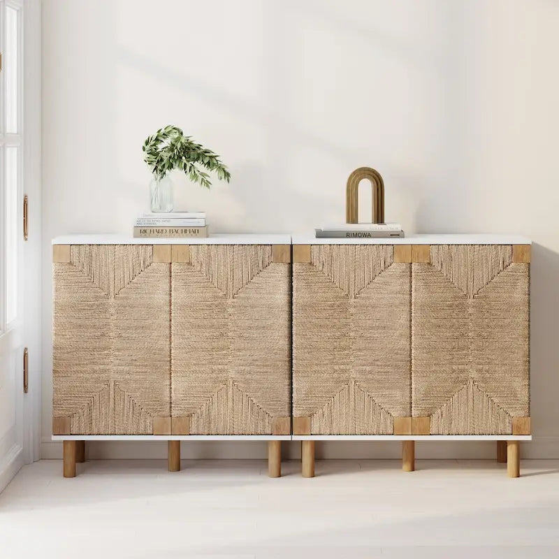 Mobiletto decorativo in legno Beacon di Nathan James con ante in giunco marino e ripiano regolabile