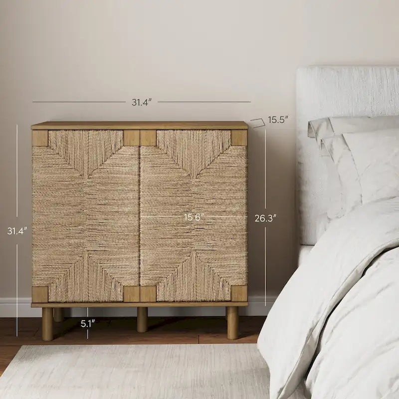 Mobiletto decorativo in legno Beacon di Nathan James con ante in giunco marino e ripiano regolabile