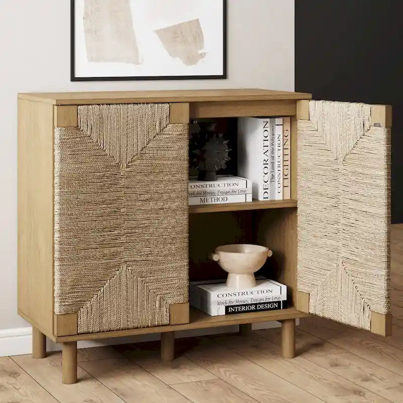 Mobiletto decorativo in legno Beacon di Nathan James con ante in giunco marino e ripiano regolabile