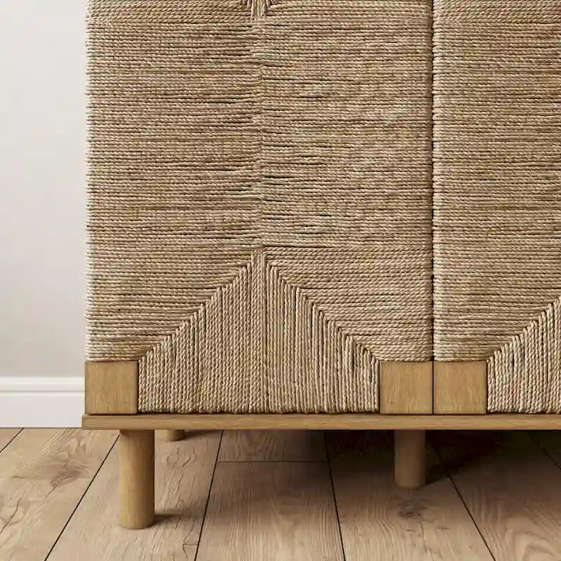 Mobiletto decorativo in legno Beacon di Nathan James con ante in giunco marino e ripiano regolabile