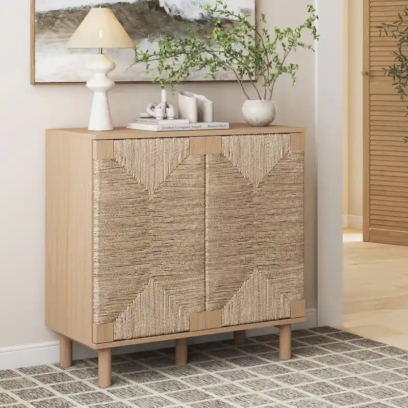 Mobiletto decorativo in legno Beacon di Nathan James con ante in giunco marino e ripiano regolabile