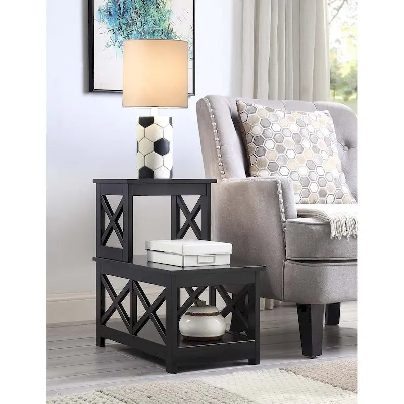 Mesa auxiliar junto a la silla Oxford de 2 niveles de Convenience Concepts
