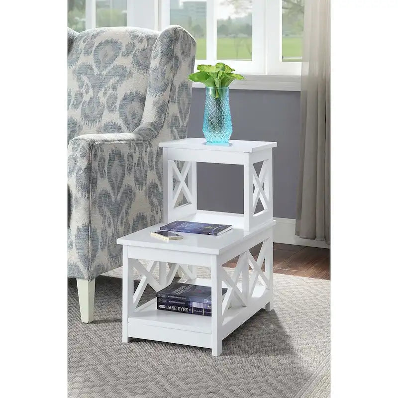 Mesa auxiliar junto a la silla Oxford de 2 niveles de Convenience Concepts