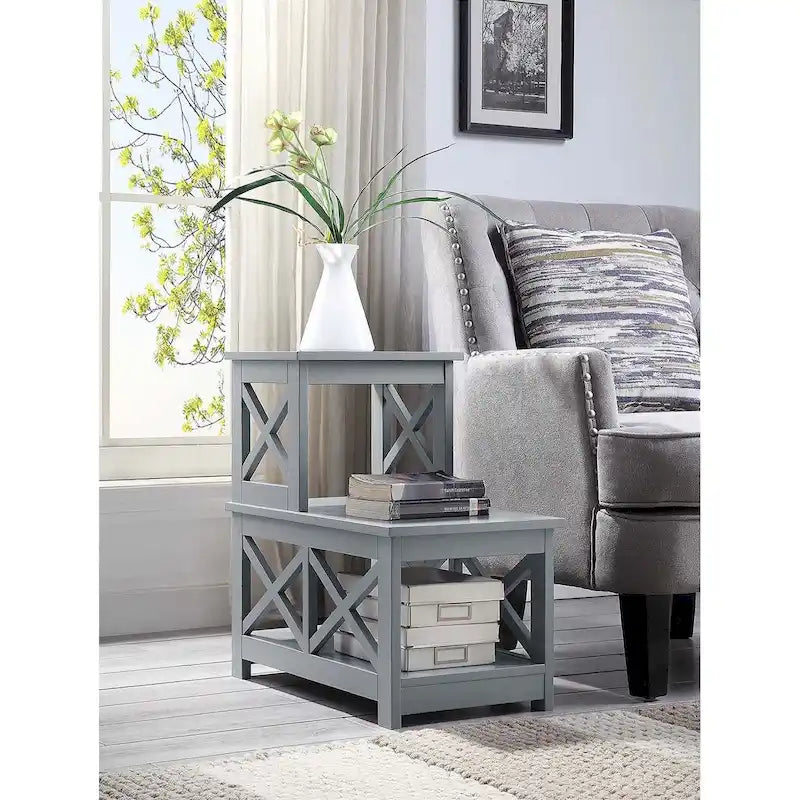 Mesa auxiliar junto a la silla Oxford de 2 niveles de Convenience Concepts