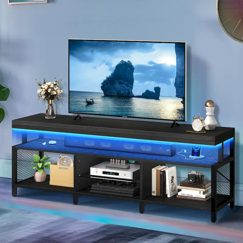 Ipari stílusú fa TV-állvány LED-világítással, nyitott tárolópolcokkal, konnektorokkal, Bluetooth-kapcsolattal és távirányítóval