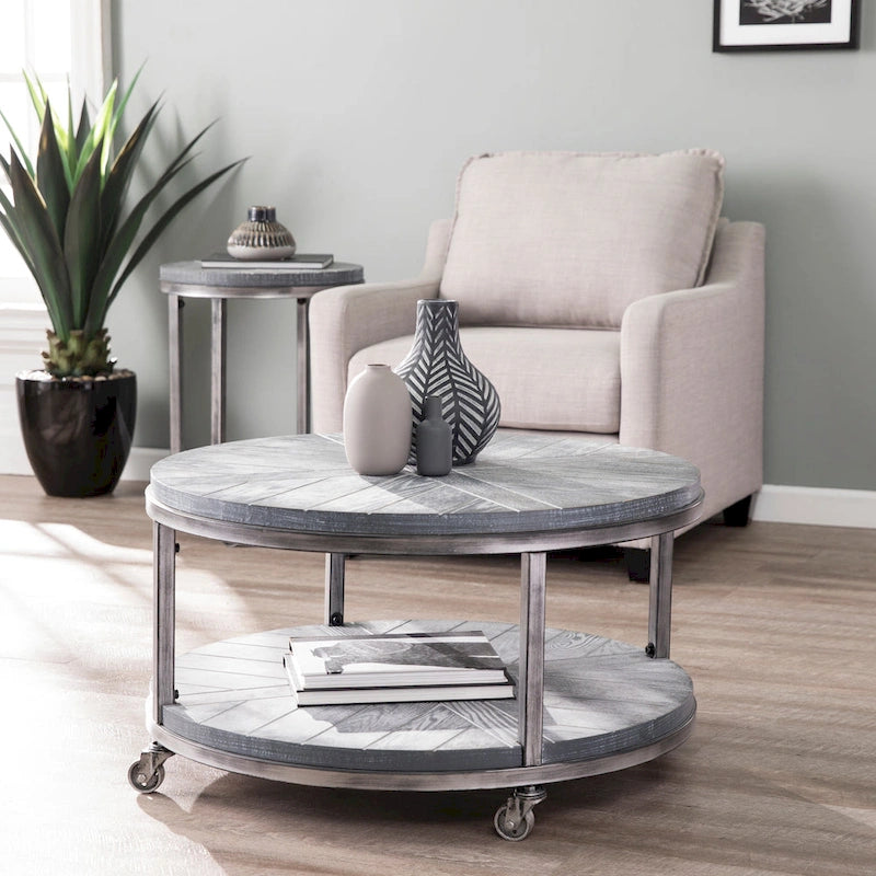 Table basse ronde industrielle rustique en bois Kenya de SEI Furniture avec étagère
