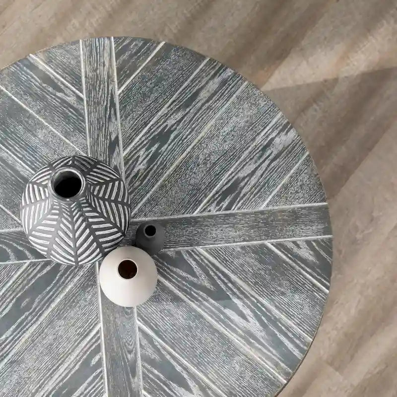 Table basse ronde industrielle rustique en bois Kenya de SEI Furniture avec étagère