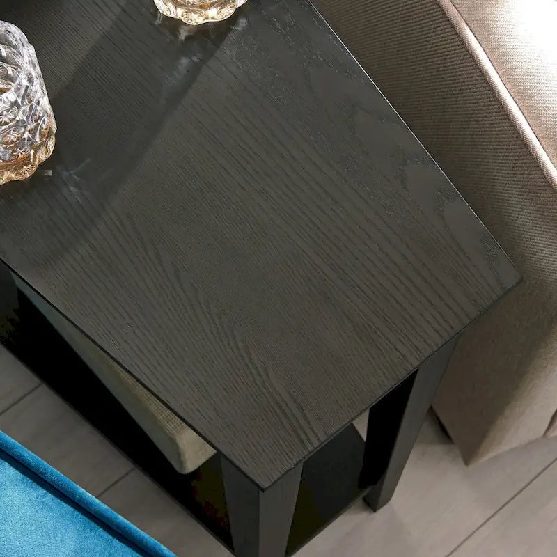 Teegan bijzettafel van massief hout met wigvormige verstelbare fauteuilzijde en plank