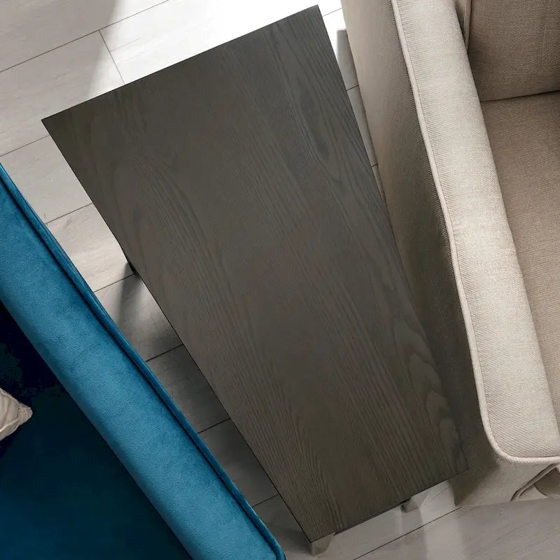 Teegan bijzettafel van massief hout met wigvormige verstelbare fauteuilzijde en plank