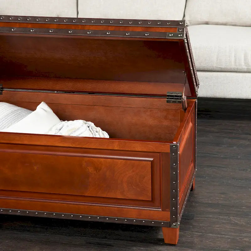 Table basse coffre en bois Ailsa de SEI Furniture